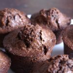 Chocolademuffins met stukjes chocolade