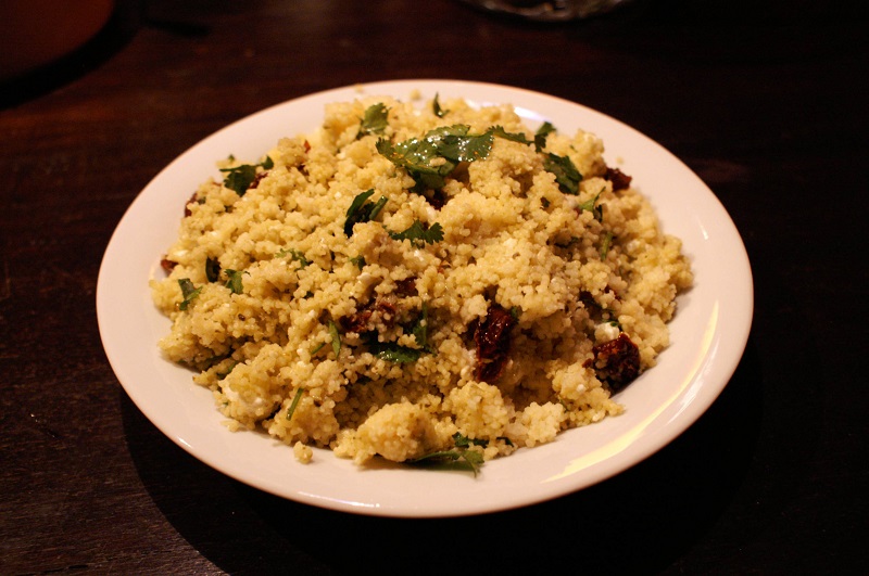 Kaneel-rozijnencouscous