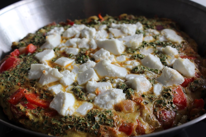 Frittata met paprika, rode ui en geitenkaas