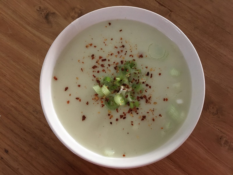 Koude komkommersoep met gerookte forel