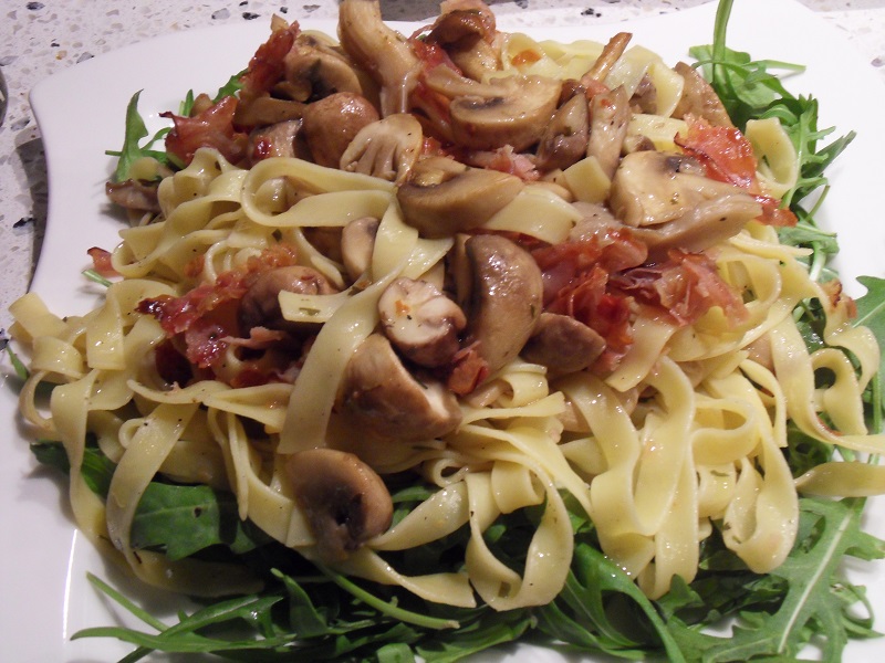 Fettuccine met paddenstoelen, citroen en rauwe ham