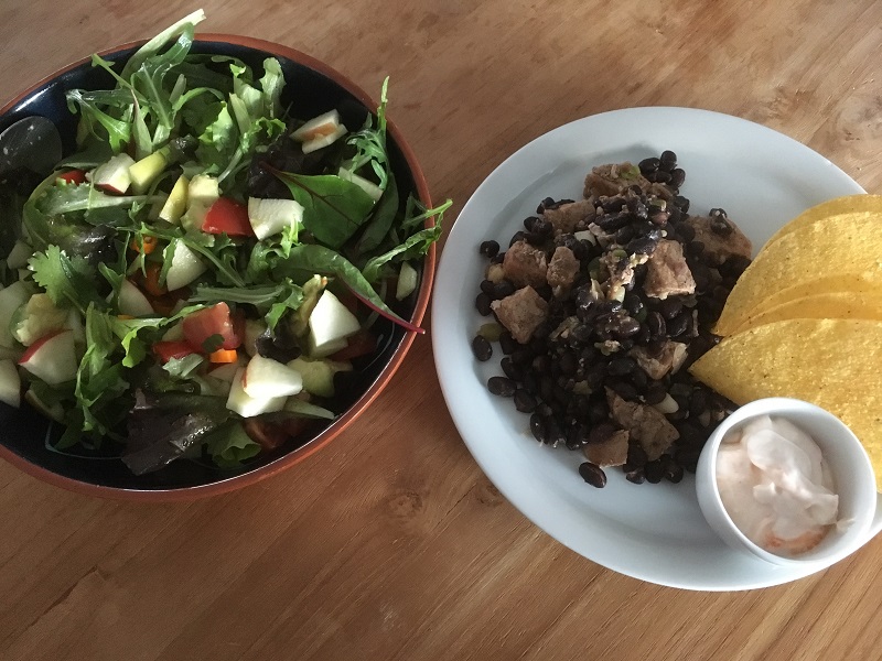 Taco’s met buikspek, zwarte bonen en salade