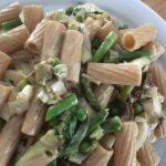 Rigatoni met doperwten en porcini in een romige aspergesaus