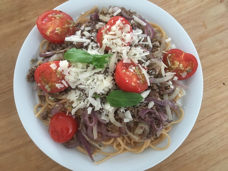 Spaghetti met uiengehakt en knoflooktomaten