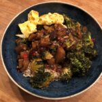 Aubergine en broccoli in gemberknoflooksaus
