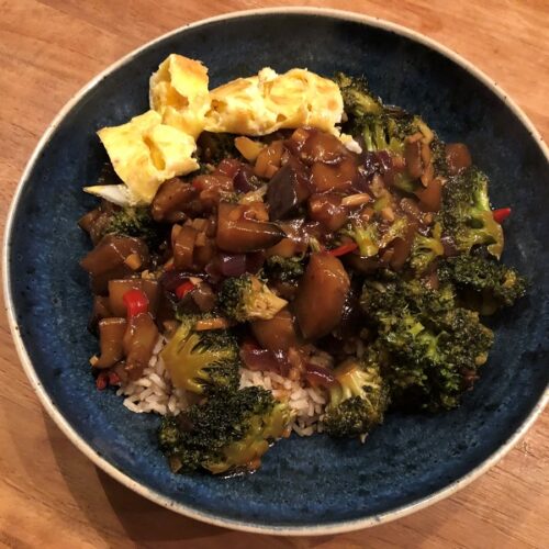 Aubergine en broccoli in gemberknoflooksaus