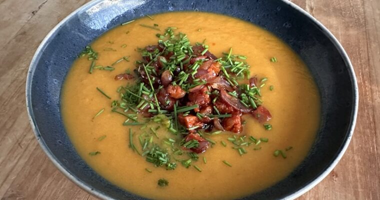 Zoeteaardappelsoep met rode ui en chorizo