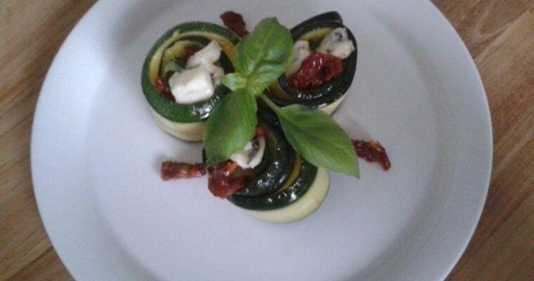 Gegrilde courgetterolletjes